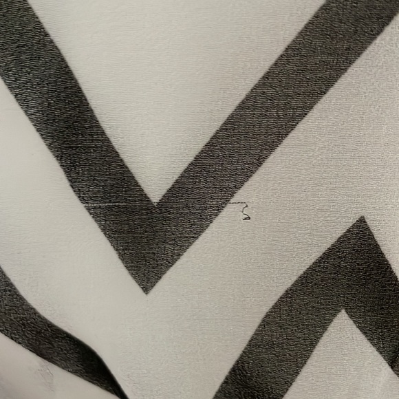 M Guess zig zag Black and White dress with pockets and front zip - Picture 13 of 13